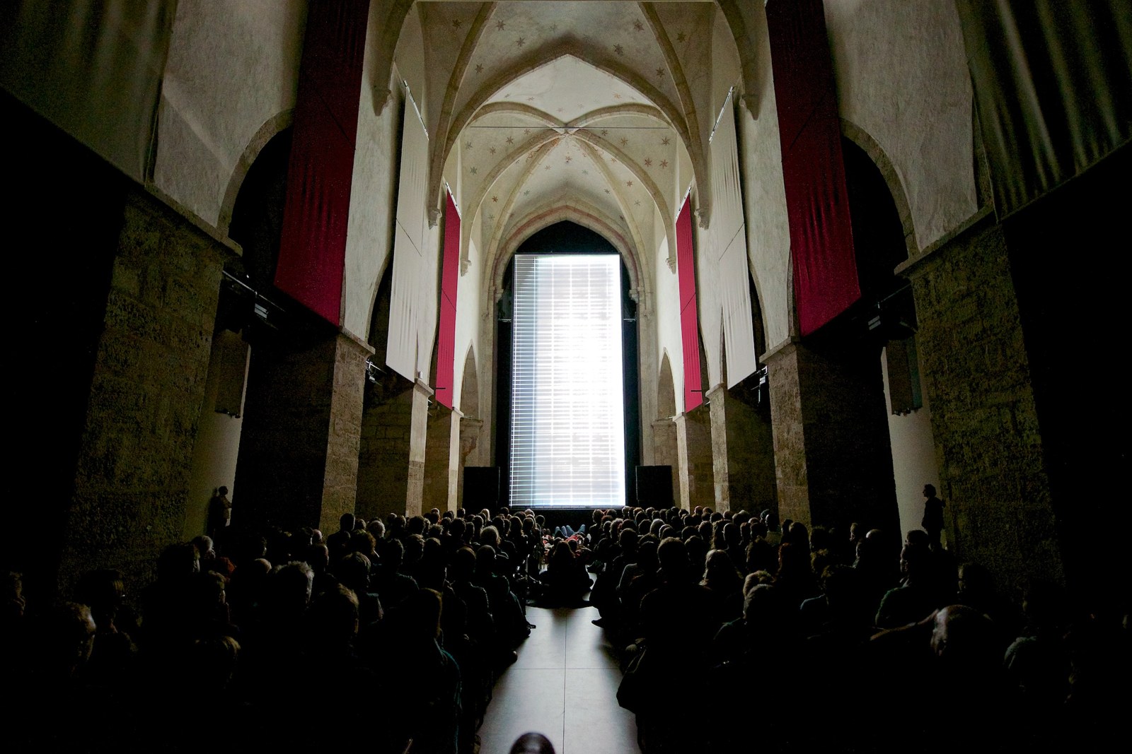 Реальная фотография показа с сайта Vertical Cinema